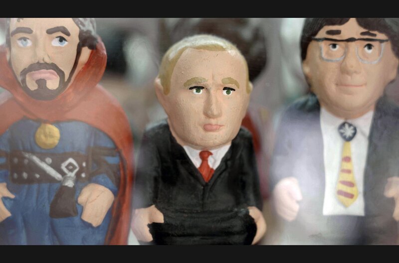 Wladimir Putin (Mi.) hat es sich zum Ziel gesetzt, die europäischen Demokratien zu zerstören. – Bild: Christophe Barreyre