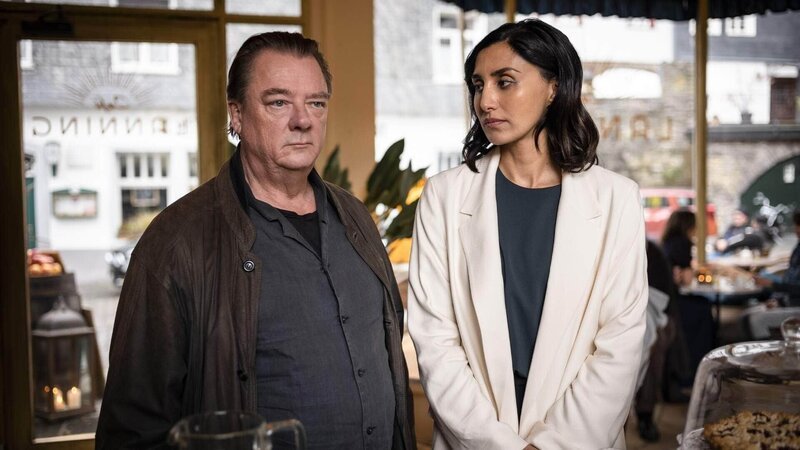 Dr. Schlesinger (Peter Kurth), Azra (Narges Rashidi) – Bild: RTL /​ MOOVIE /​ Stephan Rabold