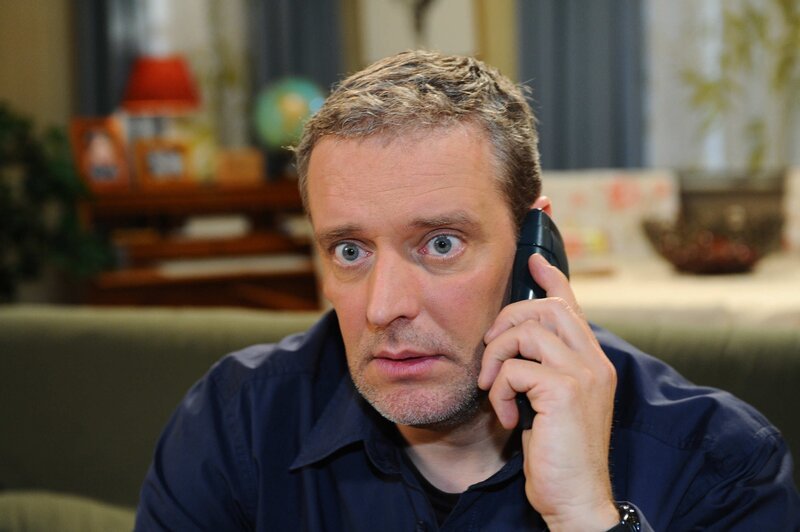 Nachdem Ingo (Wolfgang Wagner) die Telefonnummer von Jasmins Elternhaus entdeckt hat und bei seinem Anruf Irems Stimme hört, ist für ihn klar, dass Jasmin seine Tochter ist … – Bild: SAT.1 /​ Oliver Ziebe