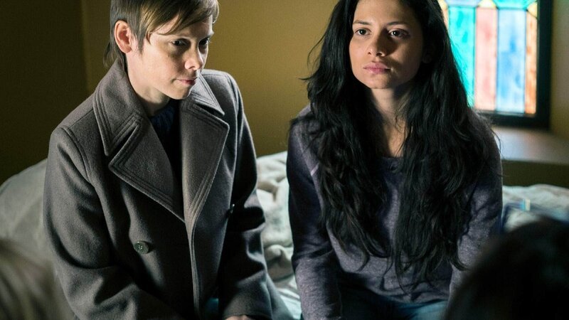 Eine illegale Sex-Party wird vom SVU-Team gestürmt. Eine Nonne, Schwester Nina Kelly (Abigail Savage, l.), bringt das Vergewaltigungsopfer Cara Gutierrez (Camila Perez) im Reha-Zentrum St. Bernadine unter. – Bild: RTL /​ NBC