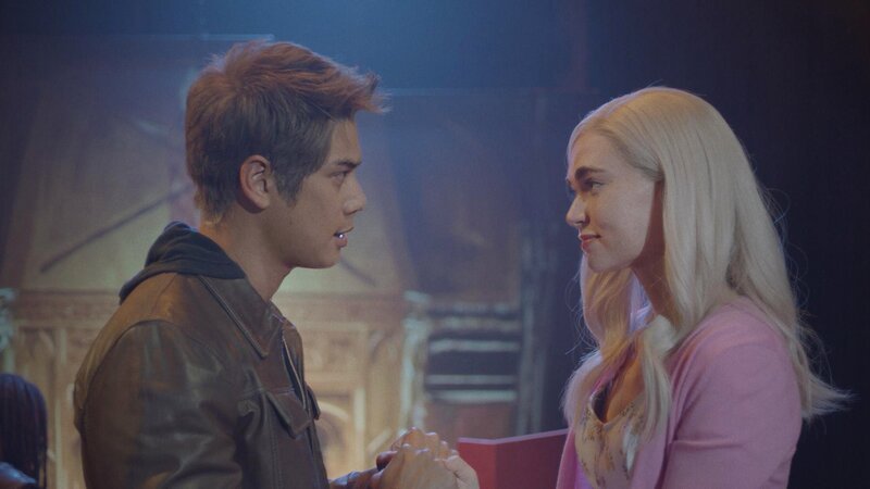 Jed (Ben Levin, l.); Lizzie Saltzman (Jenny Boyd, r.) – Bild: The CW Network, LLC. All rights reserved. Lizenzbild frei