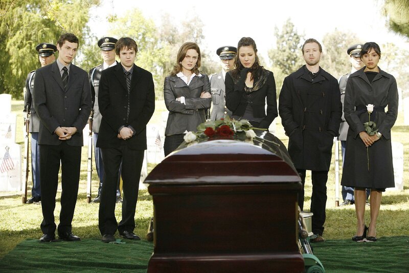 V.l.: Dr. Sweets (John Francis Daley), Zach (Eric Millegan), Brennan (Emily Deschanel), Angela (Michaela Conlin), Hodgins (TJ Thyne) und Camille Saroyan (Tamara Taylor) trauern um Agent Booth, der anscheinend Opfer eines Anschlages wurde. – Bild: RTL /​ FOX /​ Mit einem Schmerzen im Herzen