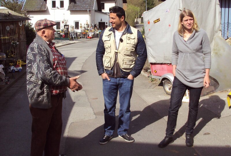 Trödelexperte Sükrü (Mitte) muß bei Erich (69) und seiner Tochter Anja viel Überzeugungsarbeit leisten! – Bild: RTL II