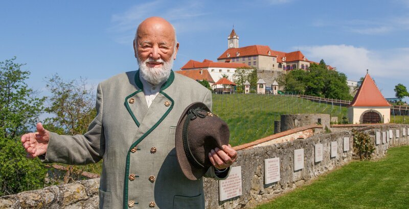 Sepp Forcher vor der Riegersburg. – Bild: ORF III