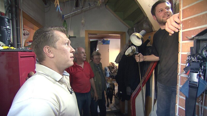 Gemeinsam mit Eric (re.) versucht Trödelexperte Otto Schulte (li.) Ordnung in das Chaos zu bringen. – Bild: RTL II