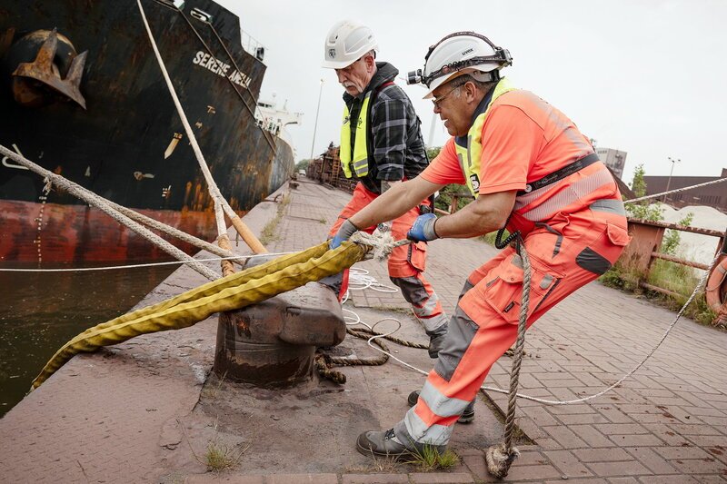 Pulsschlag Hafen. Hafentaucher und Hackbraten. Das Legen der schweren Taue ist ein Knochenjob und kann lebensgefährlich sein. Auch Lutz hatte durch Beruf schon Knochenbrüche und Muskelrisse erfahren. – Bild: SRF/​NDR/​Michael Ihle