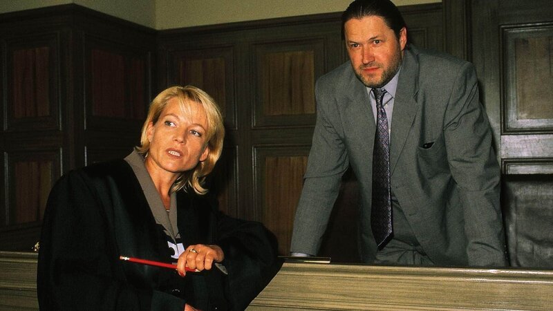 Der Angeklagte Wolf Schuhmann (Michael Brandner) mit seiner Verteidigerin (Angela Neumann). – Bild: MG RTL D