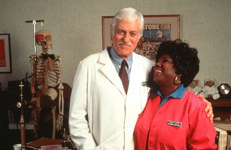 Dr. Sloan (Dick Van Dyke, l.) mit seiner Vertrauten Delores (Delores Hall, r.). – Bild: Viacom