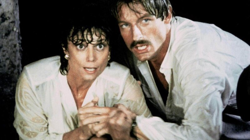 Die Journalistin Tawny (Tricia O“Neil) und Cody (Perry King) sind nur knapp einen Mordanschlag entkommen. – Bild: (c) RTL Crime