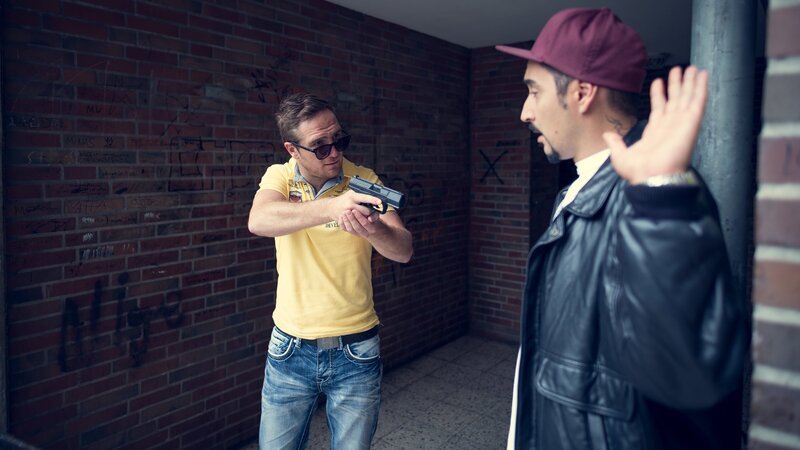 Sol (Eko Fresh, r.) wird von dem Undercover-Polizisten Philip (Frederick Lau, l.) überrumpelt. – Bild: ZDF und Efe Cetinoezman