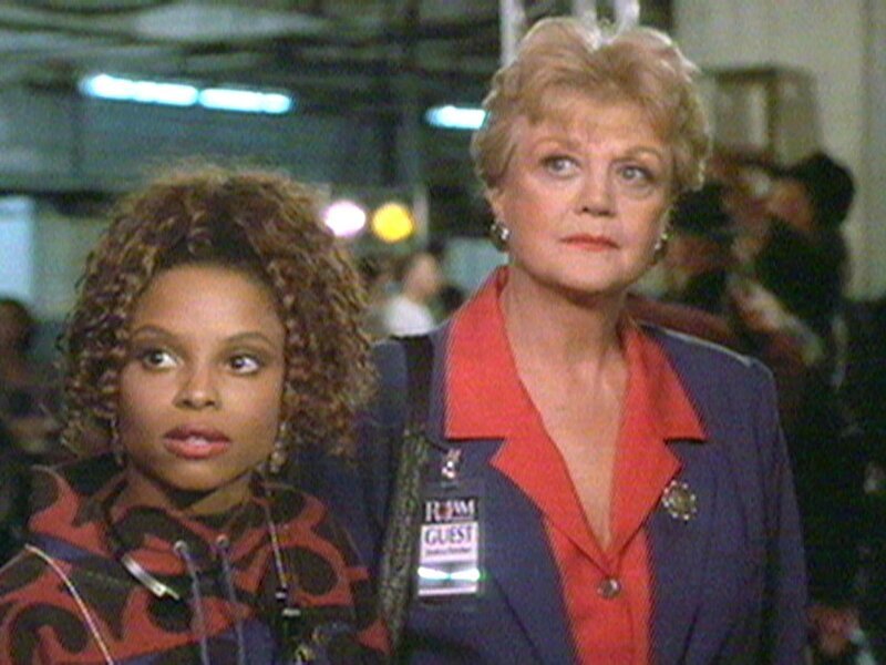 Jessica (Angela Lansbury, r.) bekommt durch Holly (Alexia Robinson) die Möglichkeit, ihr Buch im Tonstudio aufzunehmen. – Bild: Sat.1 Gold