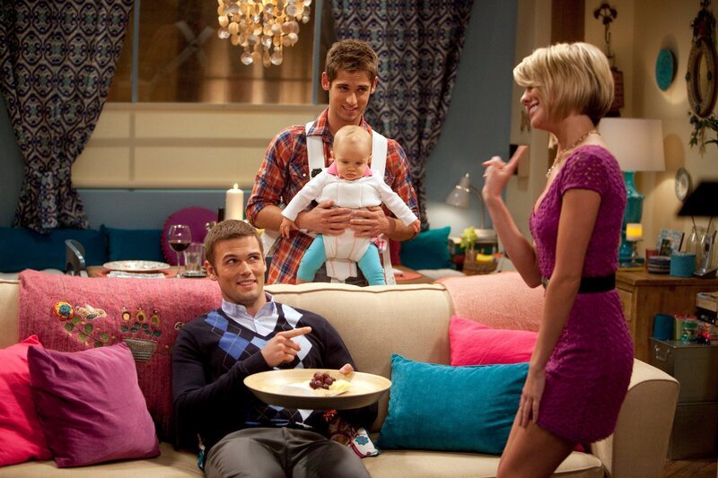 Während Riley (Chelsea Kane, r.) mit einem Kommilitonen (David Cade, l.) anbandelt, kümmert sich Ben (Jean-Luc Bilodeau, hinten) um seine Tochter Emma (Ali Louise und Susanne Allan Hartman, M.) … – Bild: Disney /​ The Walt Disney Company Germany