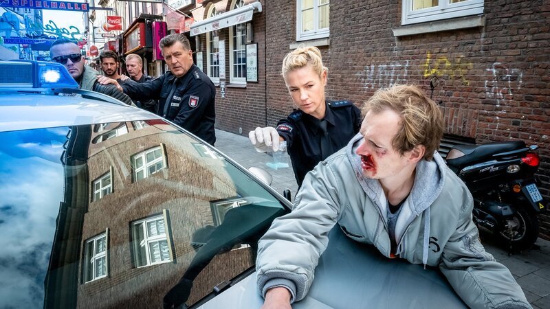 Franzi (Rhea Harder-Vennewald) und Hans (Bruno F. Apitz, M.) kommen gerade noch rechtzeitig, um Zukowski (Michel Diercks, r.) vor Schlimmerem zu bewahren. – Bild: ZDF und Boris Laewen