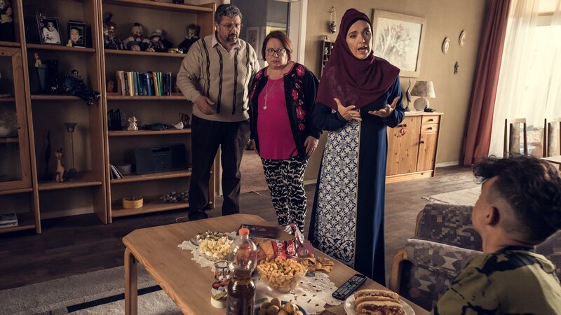 Frau Bulut (Tina Ruland, 2.v.r.) ist empört, weil Madita (Martina Eitner-Acheampong, 2.v.l.) Deniz (Levin Alin, r.) von ihrer Religion überzeugen will. – Bild: ZDF und Efe Cetinoezman