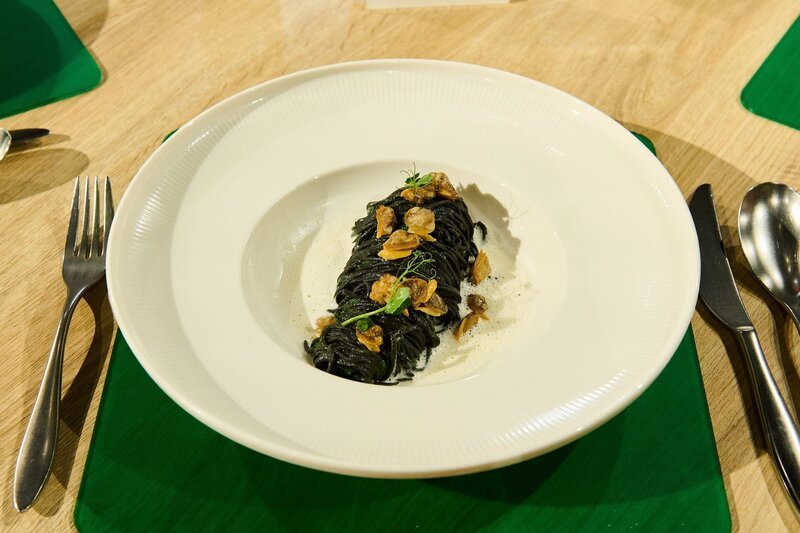 Leibgericht: Spaghetti al nero di seppia con vongole mit grünem Pesto und geschäumtem Muschelsud von Renato Fazzone – Bild: ZDF und Gunnar Nicolaus