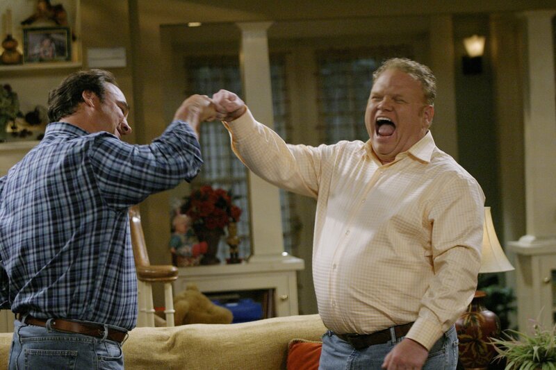 Effort“ – When Cheryl’s surprise romantic evening for Jim cuts into his planned TV boxing match, he dispatches her by getting her drunk, on „According to Jim“ TUESDAY, SEPTEMBER 28 (9:00⁠–⁠9:30 p.m., ET), on the ABC Television Network. (ABC/​SCOTT GARFIELD) JIM BELUSHI, LARRY JOE CAMPBELL – Bild: Disney /​ © 2013 The Walt Disney Company Germany