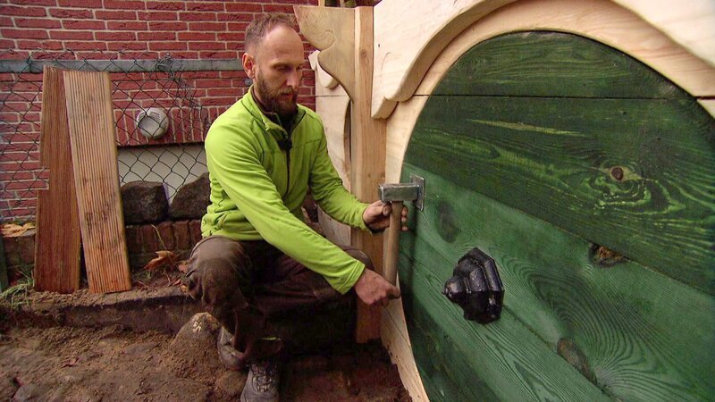 Erik will für seinen Sohn Theo eine Hobbit-Höhle bauen. – Bild: RTL II