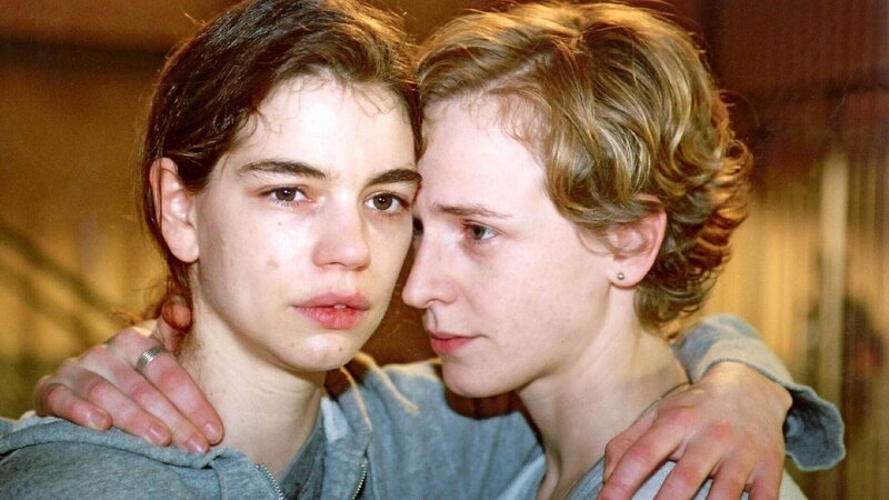 Stefanie (Isabelle Stoffel, li.) macht sich nach Daniels Tod große Sorgen um ihre kleine Tochter und wird von Fisch (Aline Staskowiak) getröstet. – Bild: MG RTL D /​ Kathrin Knoke