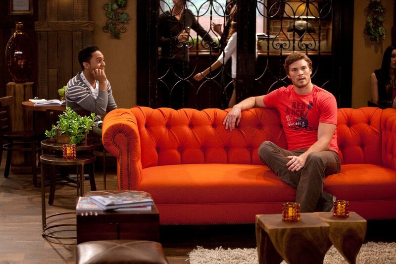 Danny (Derek Theler, r.) und Tucker (Tahj Mowry, l.) sind von Bonnies Anwesenheit zunehmend genervt, da ihre Alltagsroutine durch sie gestört wird … – Bild: Disney /​ The Walt Disney Company Germany