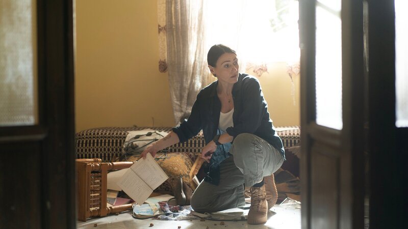 DCI Amy Silva (Suranne Jones) bei ihren Ermittlungen im Wüstenstaat Wudyan – Bild: WORLD PRODUCTIONS LTD.