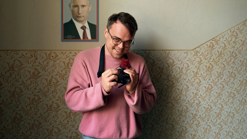 Pawel Talankin, genannt Pascha, wird Zeuge, wie radikal sich Schulen in Russland durch Putins neue Politik der patriotischen Erziehung verändern. – Bild: Loco Films Pawel Talankin, genannt Pascha, wird Zeuge, wie radikal sich Schulen in Russland durch Putins neue Politik der patriotischen Erziehung verändern. – Bild: Loco Films