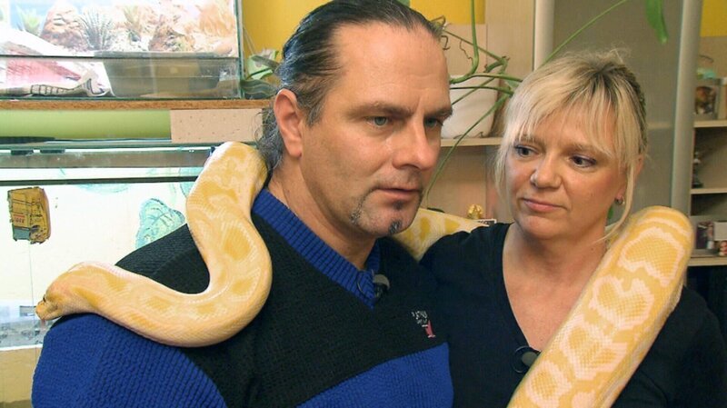 Bernd ist „Feuer und Schlange“ für sein neues Schnäppchenhaus in Oranienburg. Auch seine Freundin Jacqueline wird mit einziehen – ebenso fünf Pythons und Boas … – Bild: RTL II