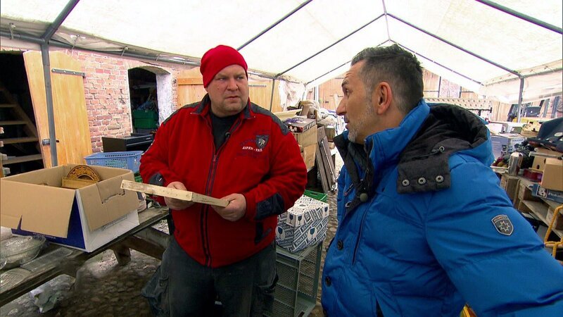 Mauro (re.) gibt seinem Trödel-Kollegen Christian Nachhilfe in Sachen Ordnung. – Bild: RTLZWEI