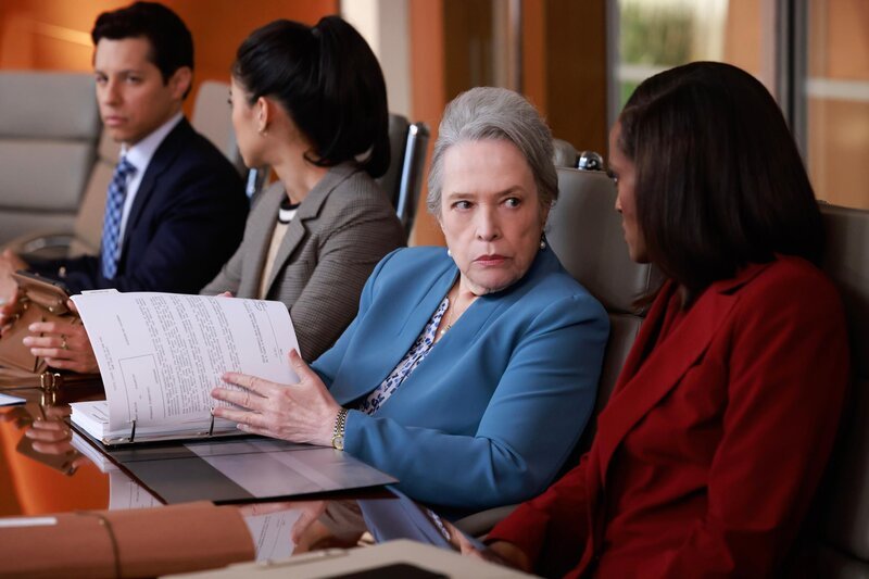 Olympia gibt Matty (Kathy Bates) den Auftrag, eine Beziehung zu ihrem Mandanten aufzubauen, der für Gerechtigkeit im Fall des Todes seiner Frau kämpft. – Bild: Das Kaninchen und der Falke /​ CBS Broadcasting Inc.