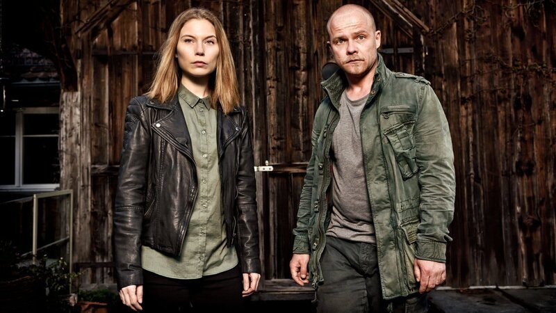 Hannah Zeiler (Nora Waldstätten) und Micha Oberländer (Matthias Koeberlin) ermitteln diesmal im Fall eines Mannes, der im sogenannten Stumpengang ermordet wurde. – Bild: Patrick Pfeiffer /​ ZDF