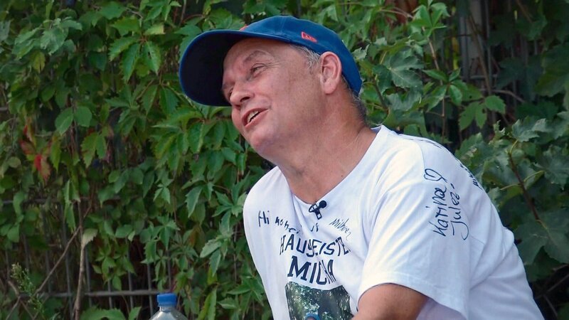 Michael will für ein Fußballturnier trainieren. – Bild: RTLZWEI