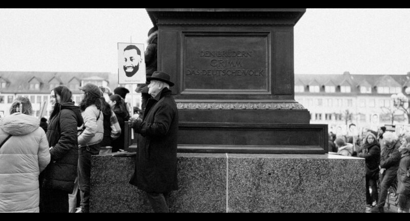 Kundgebung auf dem Hanauer Marktplatz, rund um das Denkmal der Gebrüder Grimm. – Bild: ZDF und Marcin Wierzchowski Kundgebung auf dem Hanauer Marktplatz, rund um das Denkmal der Gebrüder Grimm. – Bild: ZDF und Marcin Wierzchowski
