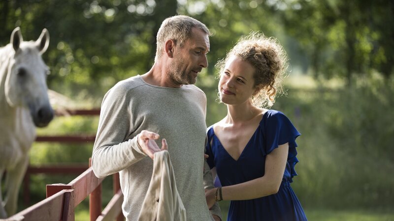 Caspar Jönsson (Heikko Deutschmann) freut sich , dass seine Tochter Emilia (Klara Deutschmann) nach abgeschlossenem Studium einige Zeit bei ihm in Morgon verbringt. – Bild: ZDF und Ralf Wilschewski