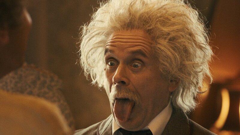 Albert Einstein (Matthias Matschke) steht kurz vor der Entdeckung der Relativitätstheorie. Was könnte ihn noch aufhalten? – Bild: ZDF und Tom Holzhauser