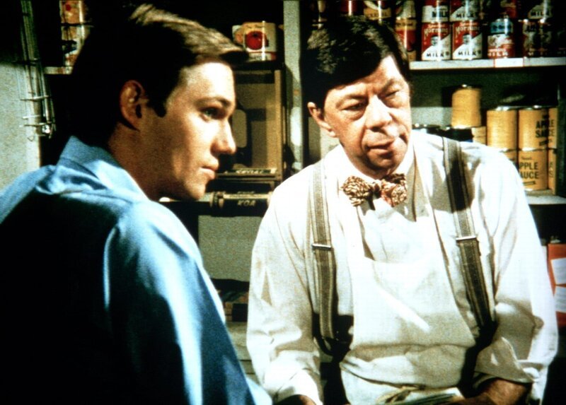 Täglich schaut John-Boy (Richard Thomas, l.) bei Ike (Joe Conley, r.) vorbei, ob eine Nachricht aus New York gekommen ist. – Bild: Sat.1 Gold