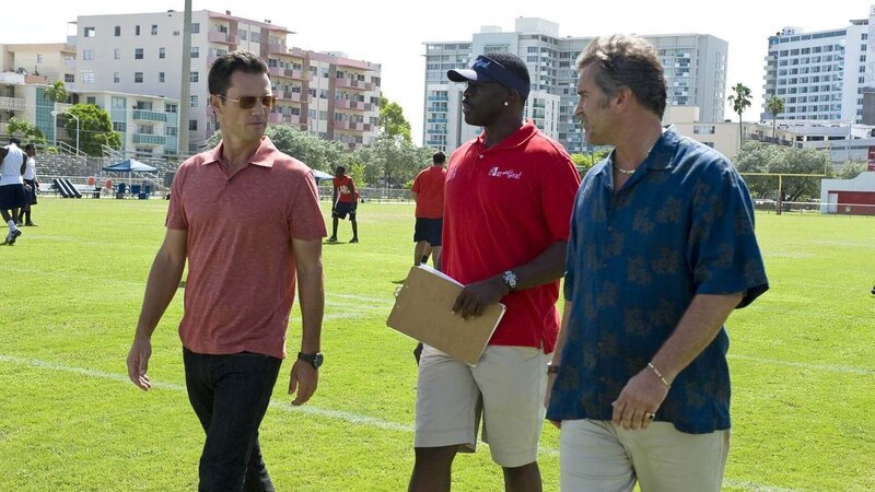 Michael (Jeffrey Donovan, l.) hilft einem Kumpel von Sam (Bruce Campbell, r.). Corey Jensen (Michael B. Jordan) ist Football-Trainer und hat rausgefunden, dass einer seiner Jungs von einem Gangster bedroht wird. – Bild: RTL /​ 20th Century Fox/​