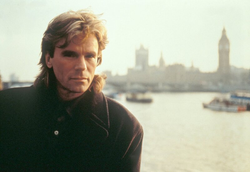 Am Ufer der Themse wartet MacGyver (Richard Dean Anderson) auf die Übergabe der Geisel … – Bild: Kabel Eins Classics