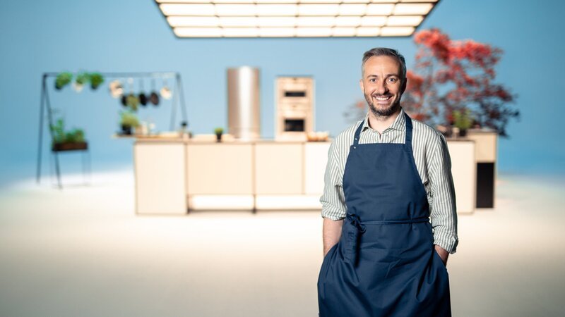 Jan Böhmermann in der Küche von „Böhmi brutzelt“ – Bild: ZDF und Lennart Speer