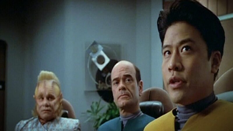 Neelix (Ethan Phillips), The Doctor (Robert Picardo) und Harry Kim (Garrett Wang) – Bild: Tele 5