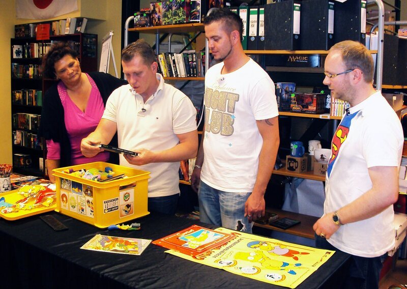 Simone, Otto Schulte (2.v.li.), Alexander bei Comic-Händler Henrik (re.) – Bild: RTL II