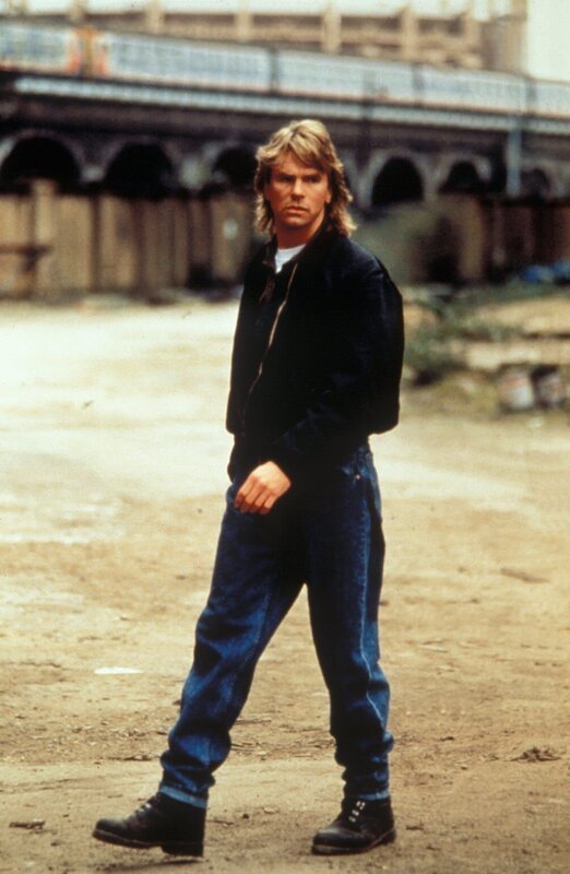 MacGyver: Endstation Hölle – Im Rotlichtviertel macht sich MacGyver (Richard Dean Anderson) auf die Suche nach der entführten Tochter seines Freundes. – Bild: Kabel Eins Classics