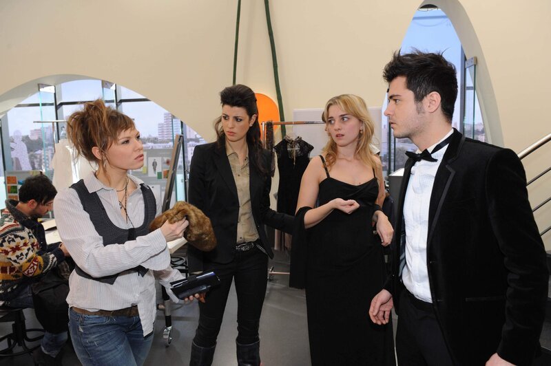 Streit ist vorprogrammiert, als Paule durch Zufall erfährt, dass Lanford Pelze von illegalen Tierfarmen bezieht: Paule (Wanda Worch, l.), Carla (Sarah Mühlhause, 2.v.l.) und Maik (Sebastian König, r.) – Bild: SAT.1 /​ Claudius Pflug