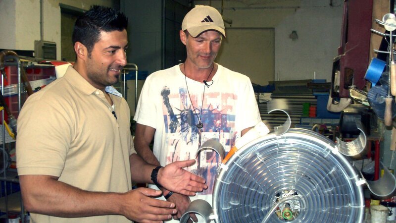 Stolz präsentiert Heinz-Werner seine Erfindung dem Trödelexperten Sükrü (li.) – Bild: RTL II