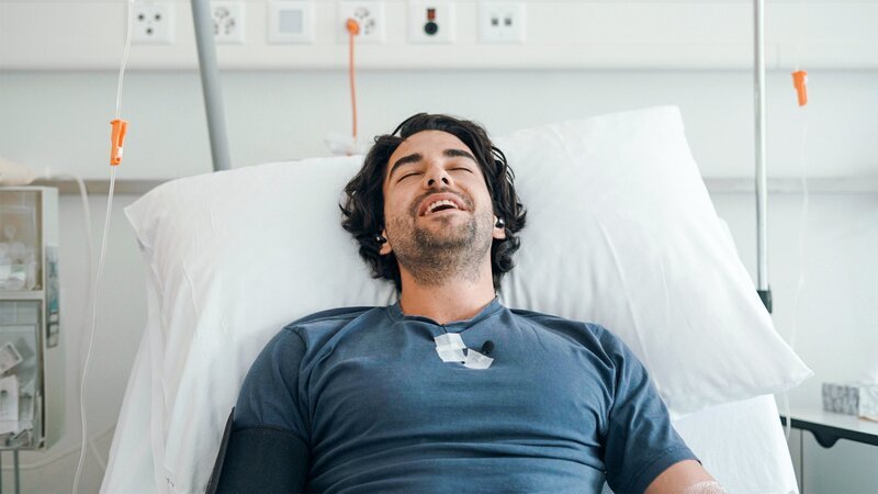 rec. Forschung mit Psychedelika – Sind Drogen die bessere Therapie? Reporter Robin Pickis nimmt bei einer Studie teil, die über die Psychadelika forscht. – Bild: SRF