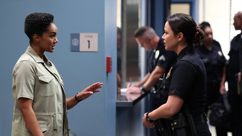 Officer Nyla Harper (Mekia Cox, l.) ermutigt Officer Lucy Chen (Melissa O’Neil, r.), als stellvertretende Vorgesetzte ihren Kollegen Anweisungen zu erteilen. – Bild: ZDFneo