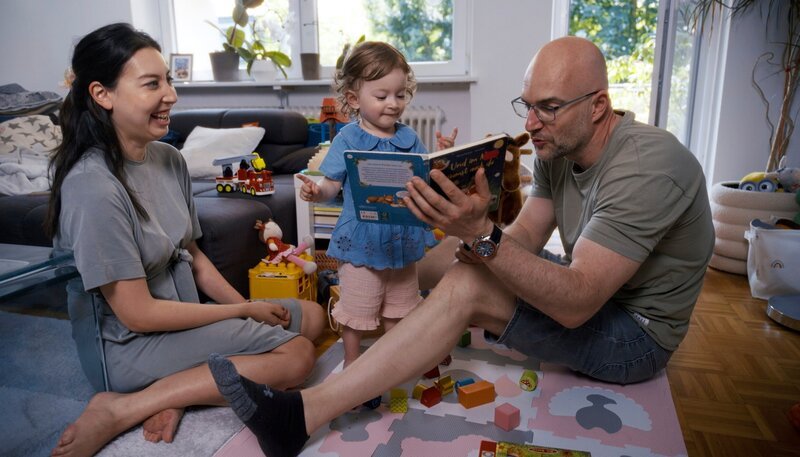 Lebt mit seiner Tochter Karlie und Frau Michelle in Hamburg: Seit 2020 leidet Frank D. unter Verdauungsproblemen, hat starke Blähungen, immer wieder Durchfall oder auch Verstopfung. – Bild: NDR/​Moritz Schwarz