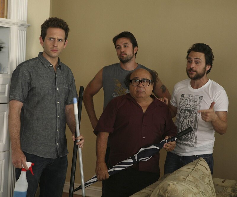 Nachdem Frank (Danny DeVito, 2.v.r.) ein Haus ersteigert hat, wollen er, Charlie (Charlie Day, r.), Dennis (Glenn Howerton, l.) und Mac (Rob McElhenney, hinten) sofort mit dem Renovieren beginnen, aber so einfach wird das nicht … – Bild: AccuSoft Inc.