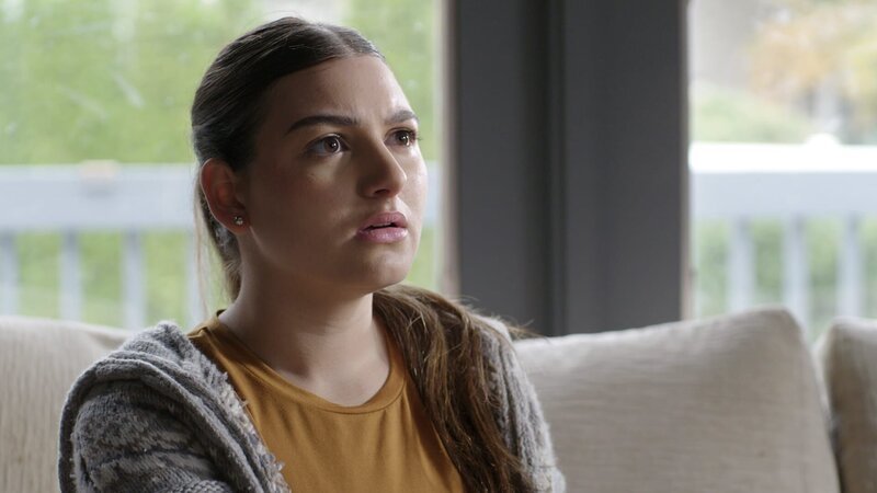 Kristin watches the news – Bild: Warner Bros. Discovery, Inc. or its subsidiaries and affiliates