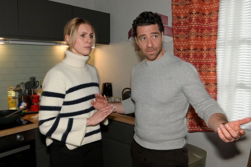 Carlos (Patrick Fernandez) merkt, dass der Krieg mit John und Laura an Zoes (Lara Dandelion Seibert) Nerven zehrt. – Bild: RTL /​ Rolf Baumgartner /​ La Traviata