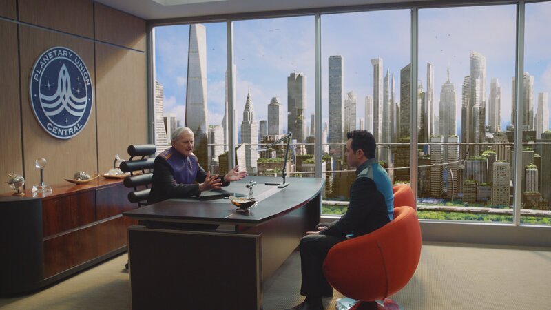 Obwohl er sich im letzten Jahr ziemlich hängen gelassen hat, bietet Admiral Halsey (Victor Garber, l.) Ed Mercer (Seth MacFarlane, r.) den Captainssessel in der USS Orville an. Doch das Ganze hat einen Haken … – Bild: 2017 Fox and its related entities. All rights reserved. Lizenzbild frei