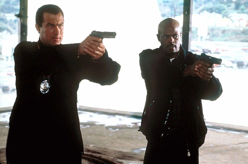 Detective Jim Campbell (Keenen Ivory Wayans, re.) und Lt. Jack Cole (Steven Seagal) jagen einen Serienkiller in L.A. – Bild: RTL II Detective Jim Campbell (Keenen Ivory Wayans, re.) und Lt. Jack Cole (Steven Seagal) jagen einen Serienkiller in L.A. – Bild: RTL II